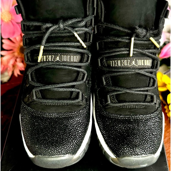2017 Air Jordans Retro 11 Black Gold Metallic Jordans Womans Size 7 Big Kid 5.5 - Picture 5 of 11